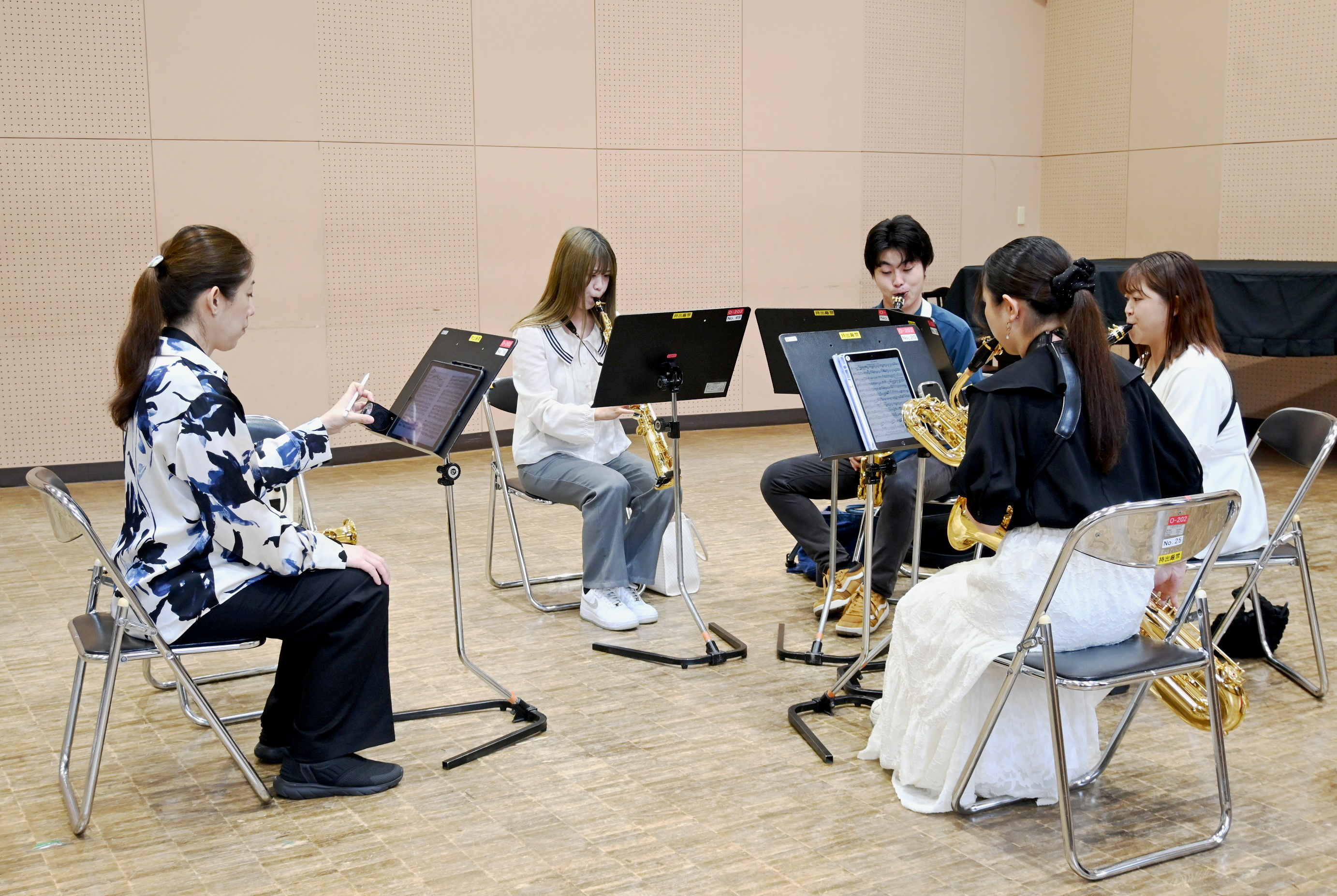 集まって演奏する学生