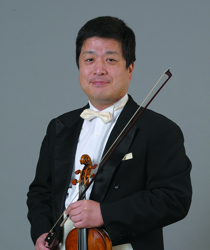 弦楽器を持つ男性