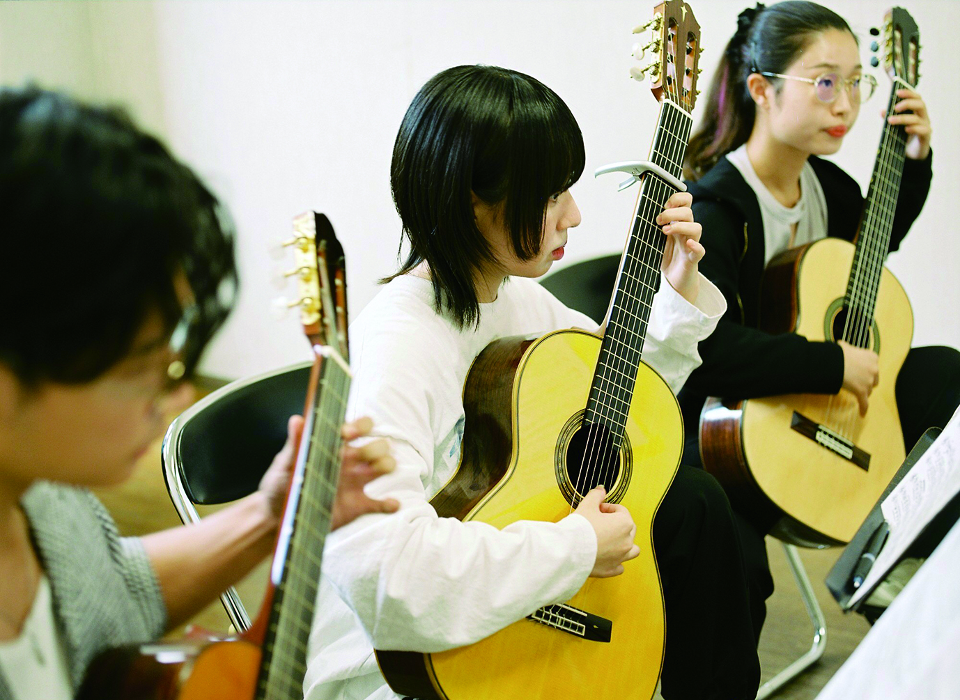 ギターを弾く学生